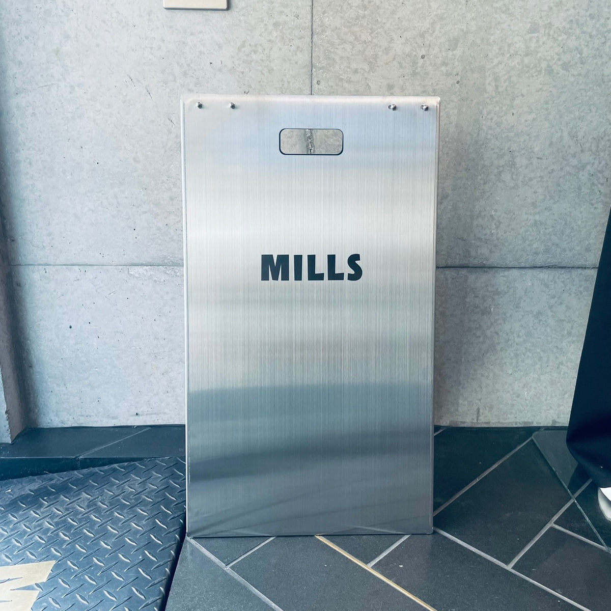 SHOP SIGN type FOLDING – MILLS