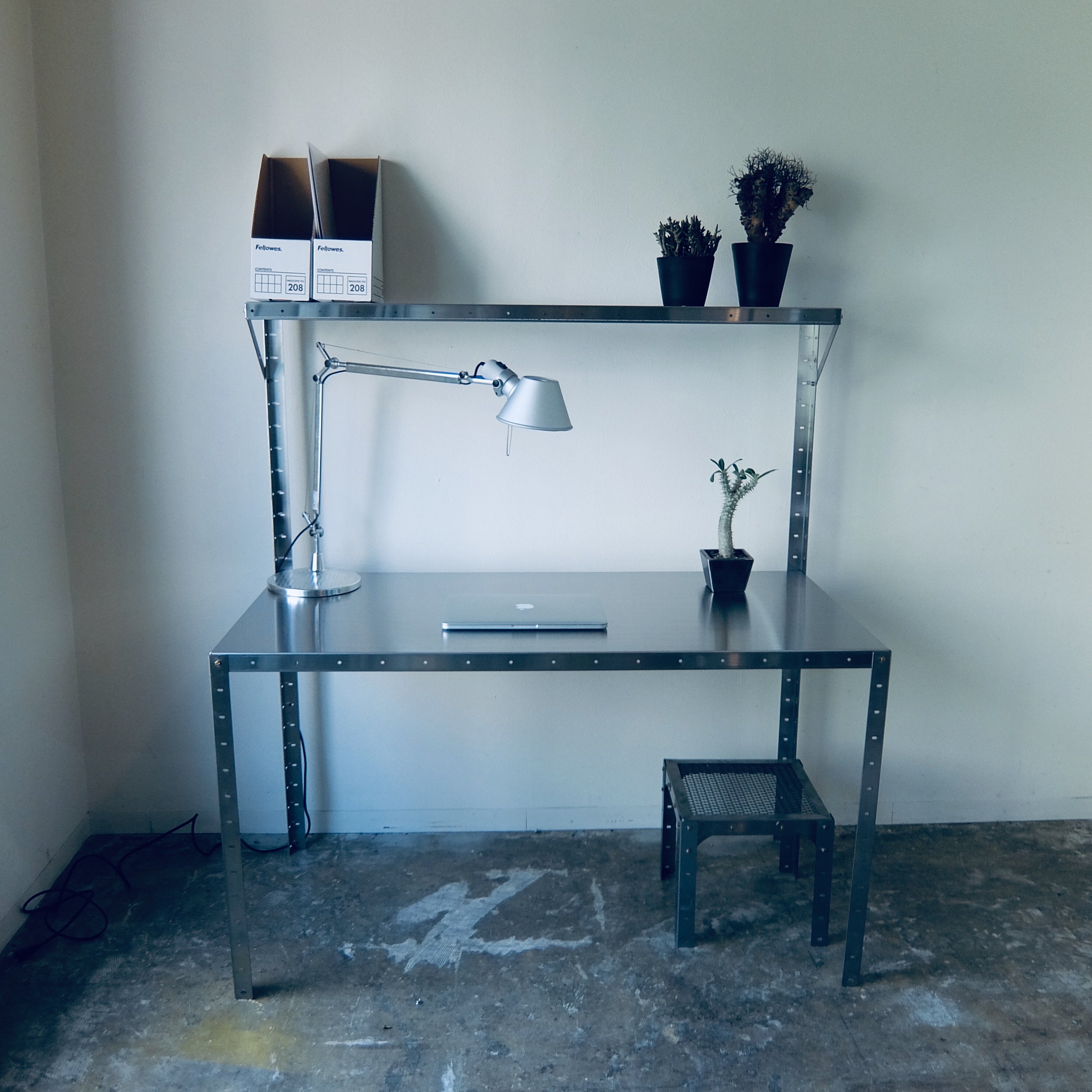 MILLS ステンレス製 テーブル DESK + – MILLS