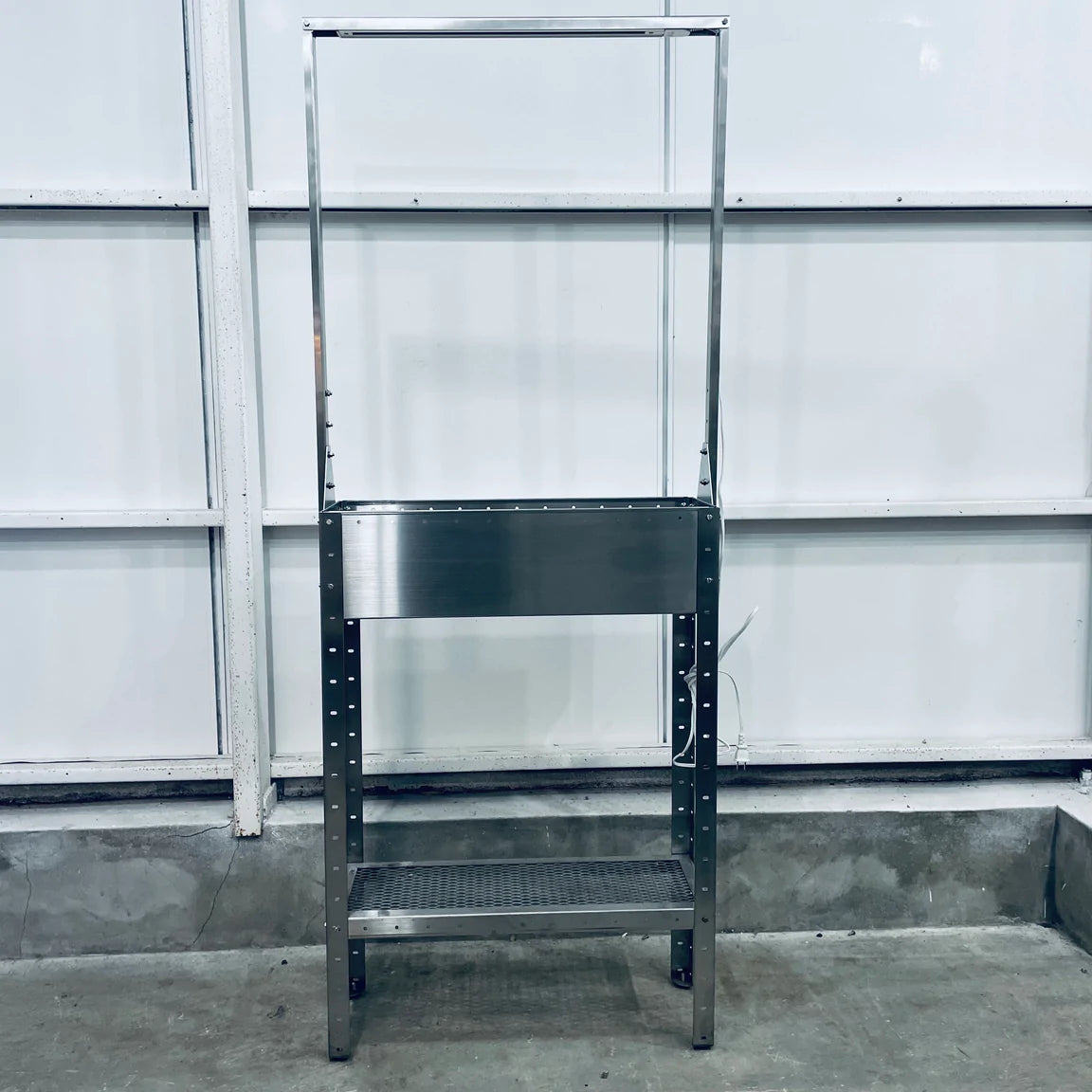 PLANTER STAND – MILLS