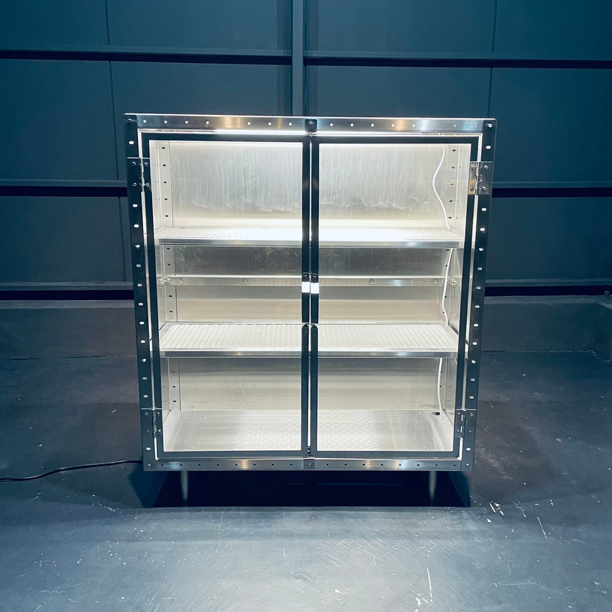 SHOWCASE （tall) – MILLS